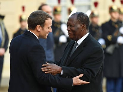 El presidente franc&eacute;s Emmanuel Macron recibe a su hom&oacute;nimo de Costa de Marfil, Alassane Ouattara, el 12 de diciembre de 2017 en Par&iacute;s en el marco de One Planet Summit. Ambos se han asociado para la construcci&oacute;n del metro de Abiy&aacute;n. 
 