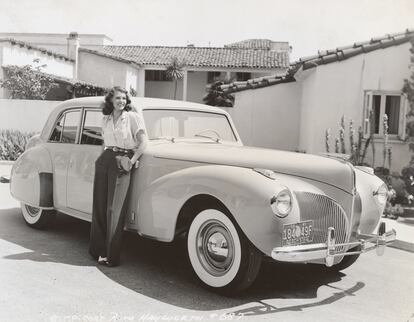 Rita Hayworth fotografiada a las puertas de su casa de Los Ángeles.