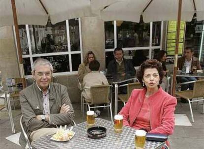 Touriño toma una caña con su esposa, Esther Cid, ayer en Santiago.