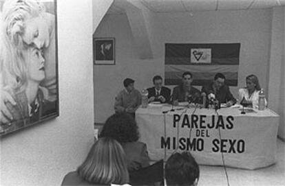 Alberto Ruiz-Gallardón, con representantes del Colectivo de Gays y Lesbianas de Madrid (Cogam).