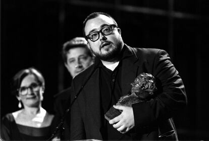 <b>1996. </b>'Nadie hablará de nosotras cuando hayamos muerto', película de un director novel (Agustín Díaz Yanes) que gana también en su categoría, es considerada la mejor del año. Curiosamente, el ganador a dirección debutante es 15 años mayor que el escogido mejor director, Alex de la Iglesia, que triunfa con 'El día de la bestia'. En la imagen, de la Iglesia recoge el Goya junto a Pilar Miró y a uno de los componentes de Martes y 13.