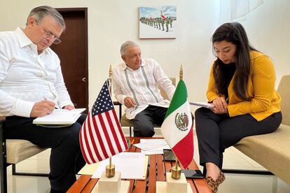 (l-r) Mexican Foreign Minister Marcelo Ebrard, President Andrés Manuel López Obrador and an aide during the call with US President Joe Biden.