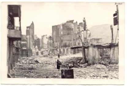 Una de las calles de Gernika (Bizkaia) después del bombardeo por la Legión Cóndor del 26 de abril de 1937.