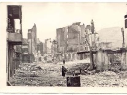 Una de las calles de Gernika después del bombardeo por la Legión Cóndor del 26 de abril de 1937.