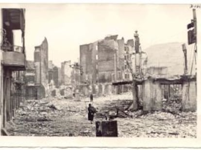 Una de las calles de Gernika (Bizkaia) después del bombardeo por la Legión Cóndor del 26 de abril de 1937.