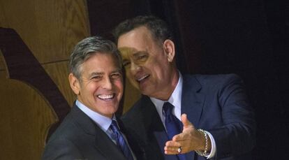 George Clooney y Tom Hanks durante un evento en honor de Paul Newman, en 2015. 