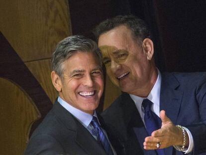 George Clooney y Tom Hanks durante un evento en honor de Paul Newman, en 2015. 