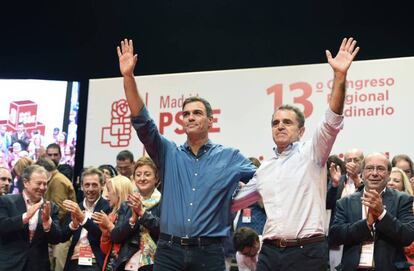 El secretario general del PSOE, Pedro Sánchez, junto al secretario general del PSOE-M, José Manuel Franco, en la clausura del XIII Congreso del PSOE-M.