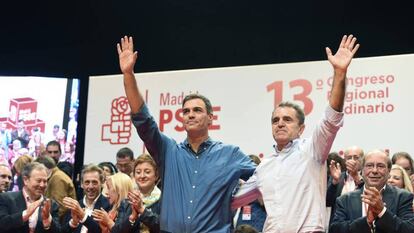 El secretario general del PSOE, Pedro Sánchez, junto al secretario general del PSOE-M, José Manuel Franco, en la clausura del XIII Congreso del PSOE-M.