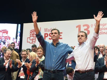 El secretario general del PSOE, Pedro Sánchez, junto al secretario general del PSOE-M, José Manuel Franco, en la clausura del XIII Congreso del PSOE-M.