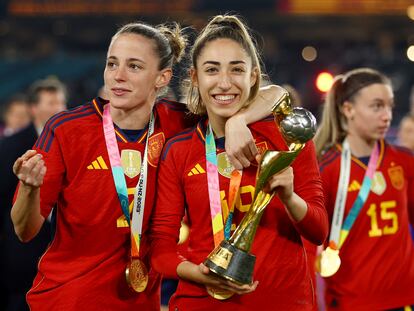 Spain's Olga Carmona and Ona Batlle celebrate with the trophy after winning the World Cup.