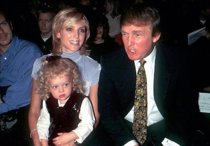 Retrato de archivo de Donald Trump con su esposa Marla Maples y su hija Tiffany en noviembre de 1995.