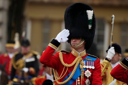 El príncipe Guillermo saluda a los regimientos a en la salida del palacio de Buckingham y dirige al desfile Trooping de Colour montado a caballo. 