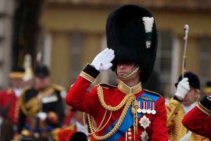 El príncipe Guillermo saluda a los regimientos a en la salida del palacio de Buckingham y dirige al desfile Trooping de Colour montado a caballo.