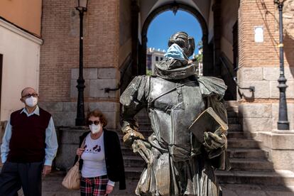 Vista de la estatua de Miguel de Cervantes con una mascarilla, este lunes en Toledo.