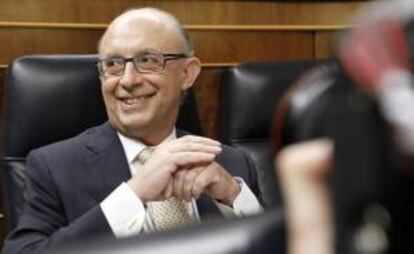 El ministro de Hacienda, Cristóbal Montoro, durante el pleno del Congreso que debate hoy y mañana las enmiendas a la totalidad presentadas al proyecto de Ley de Presupuestos Generales del Estado para 2014.