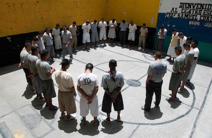 Arrepentidos de crímenes por los que purgan largas condenas, exmiembros de las pandillas Barrio 18 y Mara Salvatrucha (MS-13) buscan rehabilitarse en esta prisión en el este de El Salvador, donde también hacen deporte y rezan.
