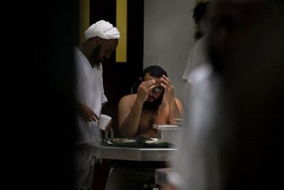 Presos del penal de Guantánamo charlan durante la comida en el Campo VI de la base estadounidense.
