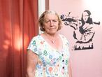 DVD 1065  (23/08/2021)
Dolores Sáenz (68 años), junto con el graffiti de una Gioconda con bazuca, en el patio de su vivienda de la Colonia Fomento de la Propiedad.
David Expósito