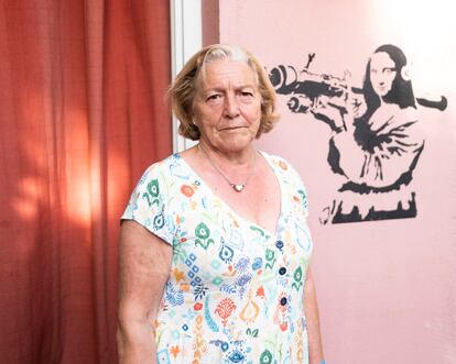 Dolores Sáenz (68 años), junto con el graffiti de una Gioconda con bazuca, en el patio de su vivienda de la Colonia Fomento de la Propiedad.