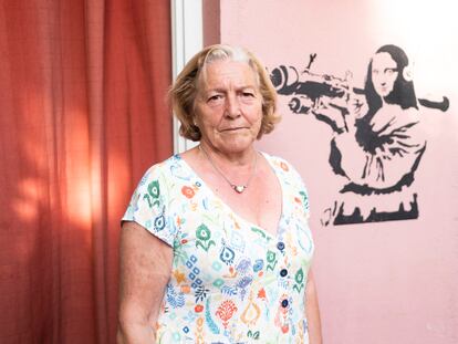 Dolores Sáenz (68 años), junto con el graffiti de una Gioconda con bazuca, en el patio de su vivienda de la Colonia Fomento de la Propiedad.