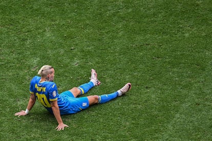 El ucranio Mychajlo Mudryk, tendido en el terreno de juego tras la derrota de su selección ante Rumanía.