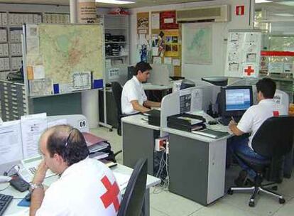 Sala de recepción de llamadas de los teléfonos de Cruz Roja.