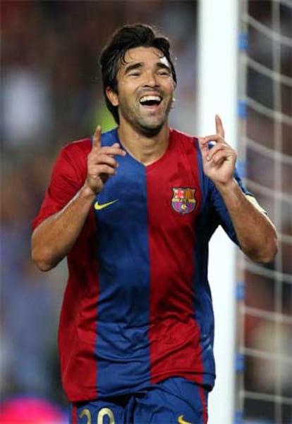 Deco celebra uno de sus goles.