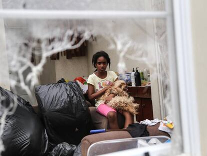 Una ni&ntilde;a atendida durante la emergencia de los huracanes en Antigua y Dominica. 