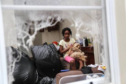 Una niña atendida durante la emergencia de los huracanes en Antigua y Dominica.