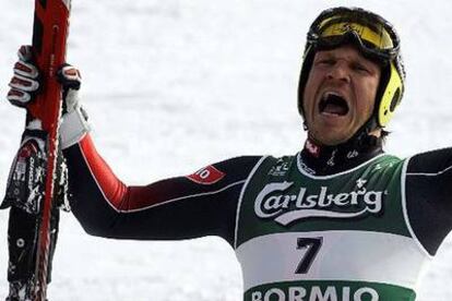 Hermann Maier celebra su medalla de oro