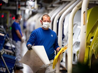 Operarios de una fábrica de automóviles en Wolfsburgo (Alemania), en una imagen de abril de 2020.