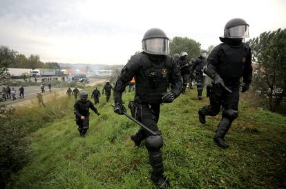 La Policia Nacional participa en l'operatiu del desallotjament de l'AP-7, aquest dimecres.