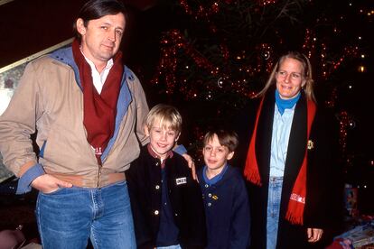 Macaulay Culkin posa en París junto a sus padres, Patricia y Kit, y su hermano Kieran.