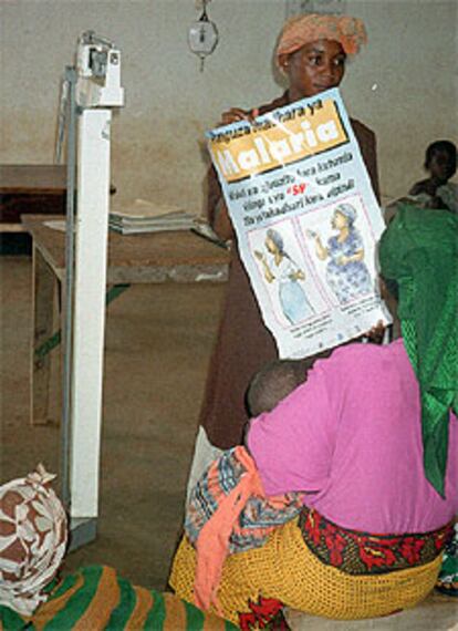 Una representante de MSF habla de la malaria a embarazadas en Tanzania. 

/ M. B.