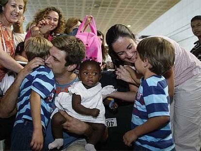 La familia Torrent, con Olivia en el centro, a su llegada al aeropuerto de Barcelona.