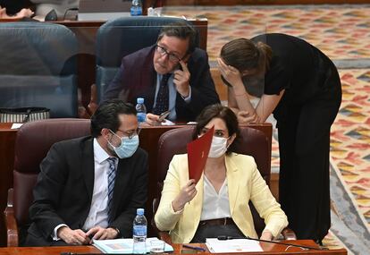 La presidenta de la Comunidad de Madrid, Isabel Díaz Ayuso (d), durante un pleno de la Asamblea de Madrid.