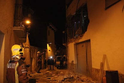 Los restos de la pared de la casa en Llagostera tras la explosión.