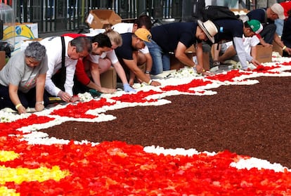 Los jardineros arreglan las flores de un tapiz floral de 1,800 metros cuadrados con el tema "Guanajuato, orgullo cultural de México".