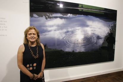 Patricia Allende, ante una de sus imágenes en una exposición en 2006.