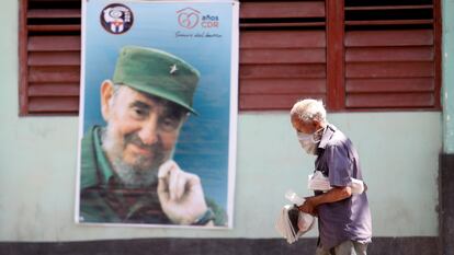 Un hombre camina frente a una imagen de Fidel Castro en La Habana (Cuba).