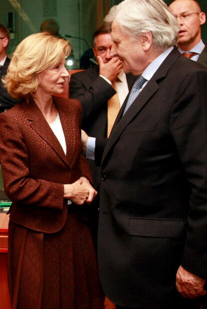 El presidente del Banco Central Europeo, Jean-Claude Trichet, conversa con la vicepresidenta española Elena Salgado en la reunión del Eurogrupo de este lunes.