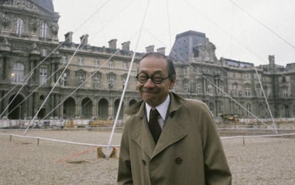 El arquitecto Ieoh Ming Peï, durante la construcción de la pirámide del Louvre, en París, en 1985.