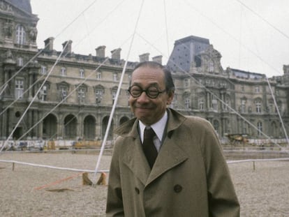 O arquiteto Ieoh Ming Peï, durante a construção da pirâmide do Louvre, em Paris, em 1985.