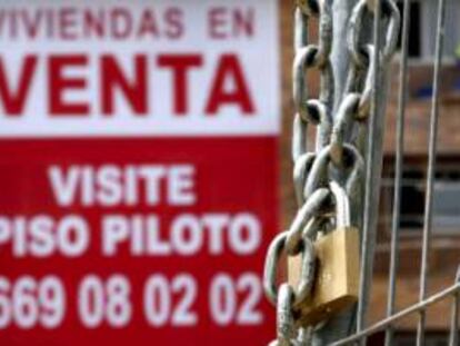 En la imagen, un cartel anunciador de venta pisos en Madrid. EFE/Archivo
