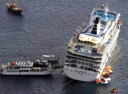 Operación de rescate de los pasajeros del crucero <i>Sea Diamond,</i> frente a la isla griega de Santorini.