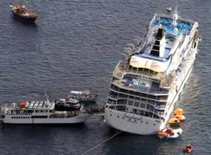 Operación de rescate de los pasajeros del crucero <i>Sea Diamond,</i> frente a la isla griega de Santorini.