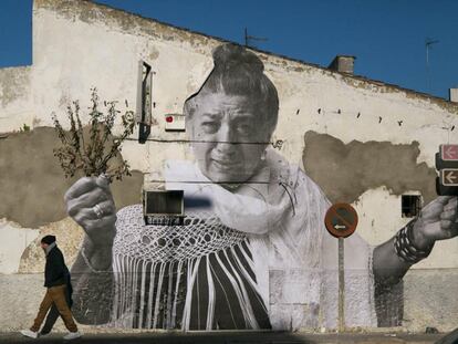 Fotomural en Jerez de la cantaora Juanita la del Pipa, obra de Juan Carlos Toro.