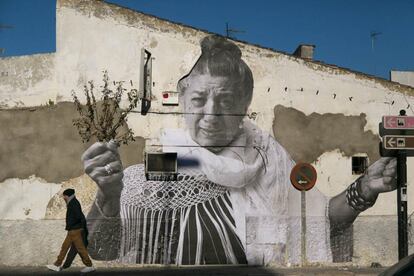 Fotomural en Jerez de la cantaora Juanita la del Pipa, obra de Juan Carlos Toro.