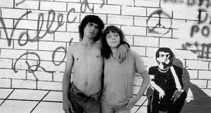 Una pareja en el Parque de Entrevías en 1982.
